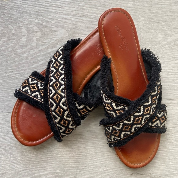 🦋 2/$20 Boho crossover slip-on sandals - Picture 1 of 4